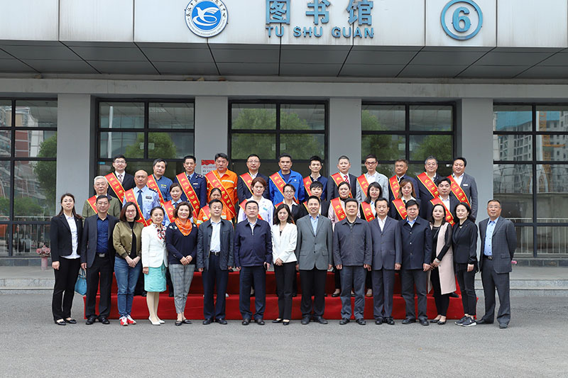 武汉市劳模集体照.jpg 武汉市劳模集体照.jpg